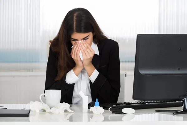 Zieke zakenvrouw waait haar neus — Stockfoto