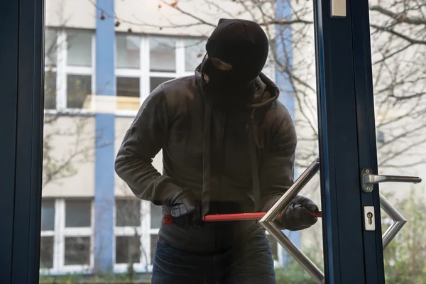 Homme à capuche utilisant Crowbar — Photo