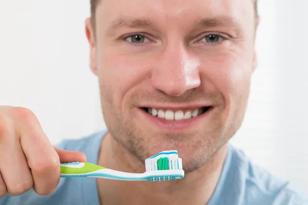 Homem feliz escovando dentes — Fotografia de Stock