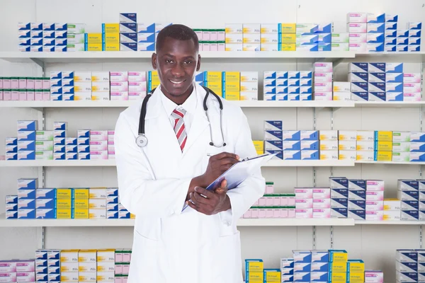 Selbstbewusster männlicher Apotheker — Stockfoto