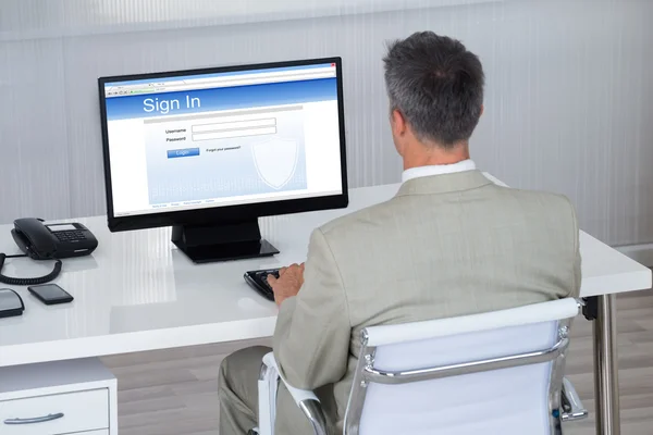 ビジネスマンのウェブサイトにログイン — ストック写真
