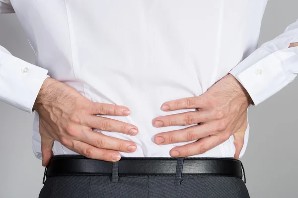 Geschäftsmann leidet unter Rückenschmerzen — Stockfoto