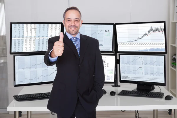 Broker Gesturing Pollici in su — Foto Stock