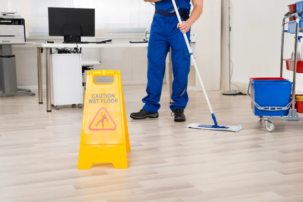 Janitor piso de limpeza com esfregão — Fotografia de Stock