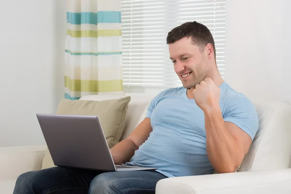 Man met laptop — Stockfoto