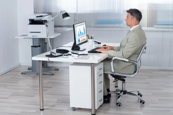 Businessman Using Computer At Desk — Stock Photo, Image