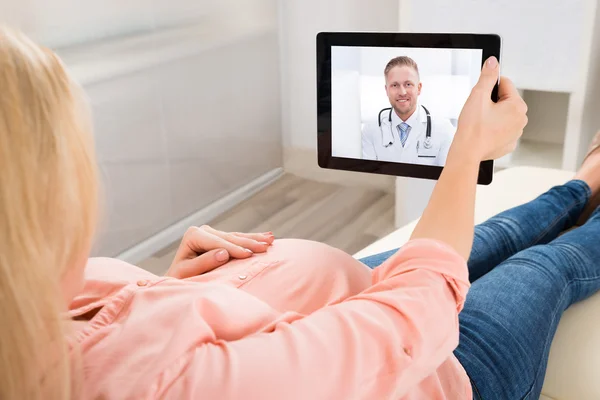 Zwangere vrouw videoconfereren met Doctor — Stockfoto