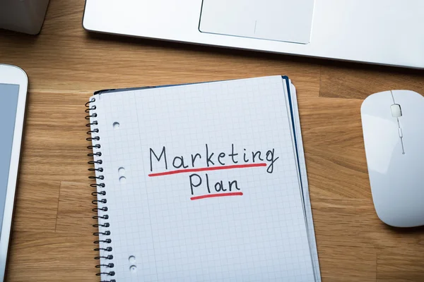 Plano de marketing escrito no bloco de notas — Fotografia de Stock