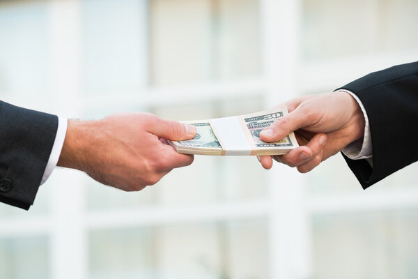 Бизнесмен, дающий взятку партнеру
