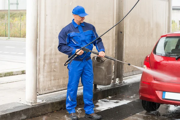 Serviceman Lavado de coches —  Fotos de Stock