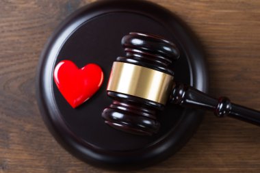 Çekiç ve kalp masada