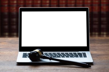 Laptop ve tablo üzerinde çekiç