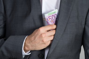 Rüşvet takım elbise cebine koyarak işadamı