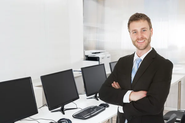 Empresario de pie brazos cruzados — Foto de Stock