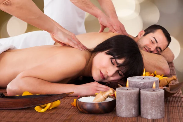 Entspanntes Paar erhält Rückenmassage — Stockfoto