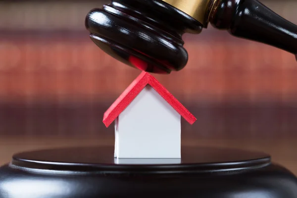 Mallet com modelo de casa na mesa — Fotografia de Stock