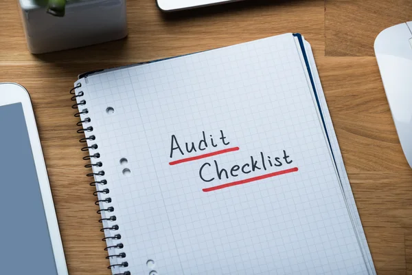 Lista di controllo Audit Scritto su Blocco note — Foto Stock