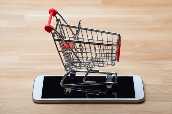 Carrito de compras en smartphone —  Fotos de Stock