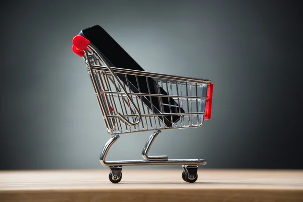 Smartphone nel carrello della spesa — Foto Stock