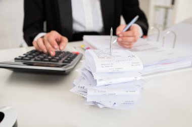 Masa başında çalışan iş kadını