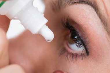 Damla dökme kişi Close-Up