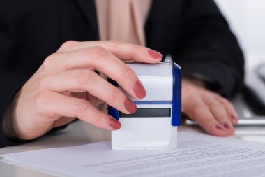 İşadamı Stamper belge üzerinde kullanma