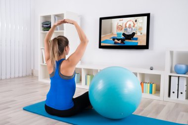 Hamile kadın yoga yapıyor.