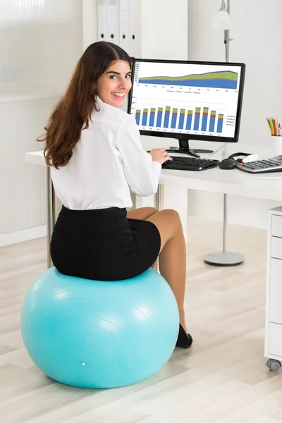 Femme d'affaires utilisant un ordinateur — Photo