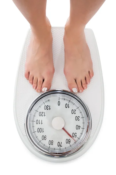 Mulher em pé na escala de peso — Fotografia de Stock