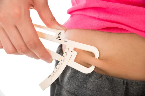 Gorduras de medição de mulher com calibrador — Fotografia de Stock