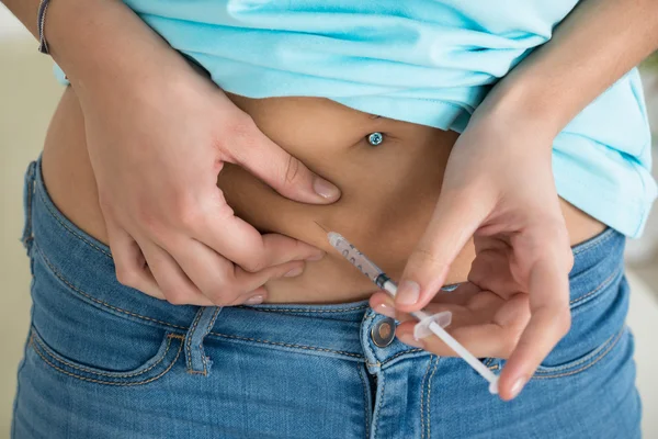 Sezione centrale della donna diabetica che inietta — Foto Stock