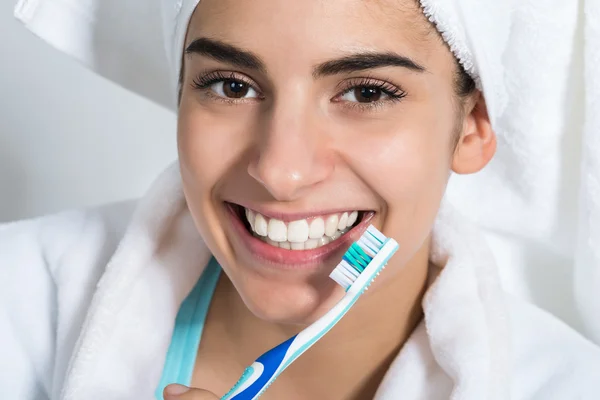 Счастливая женщина с зубной щеткой — стоковое фото