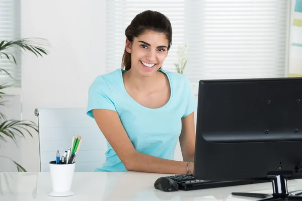 Student Using Computer At Table — Stock Photo, Image
