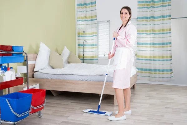 Kvinnlig hushållerska Mopping golv — Stockfoto