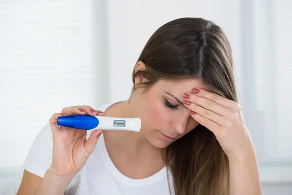 Mujer sosteniendo el kit de embarazo — Foto de Stock