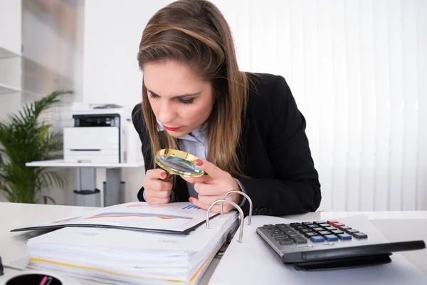 Businesswoman Examining Invoice With Magnifying Glass — Stock Photo, Image