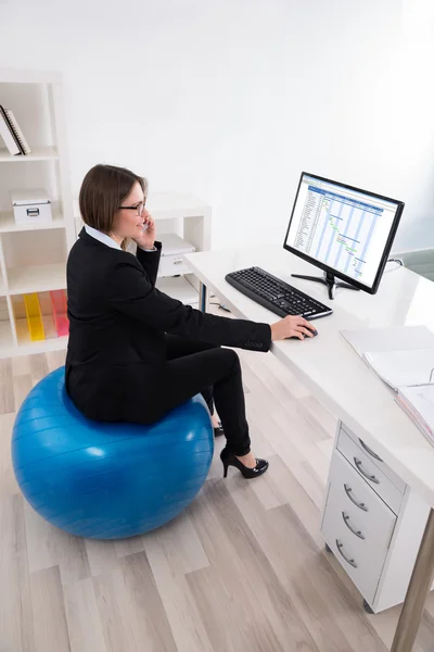 Affärskvinna sitter på Pilates boll — Stockfoto