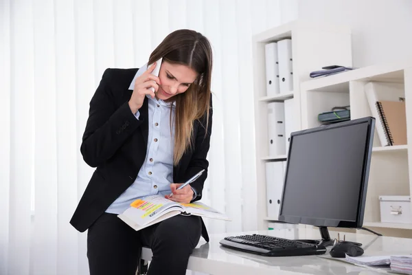 Zakenvrouw schrijven schema In dagboek — Stockfoto