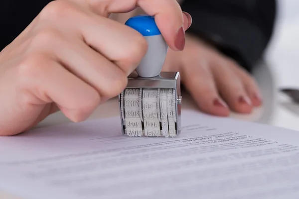 Näringsidkare med Stamper på dokumentet — Stockfoto