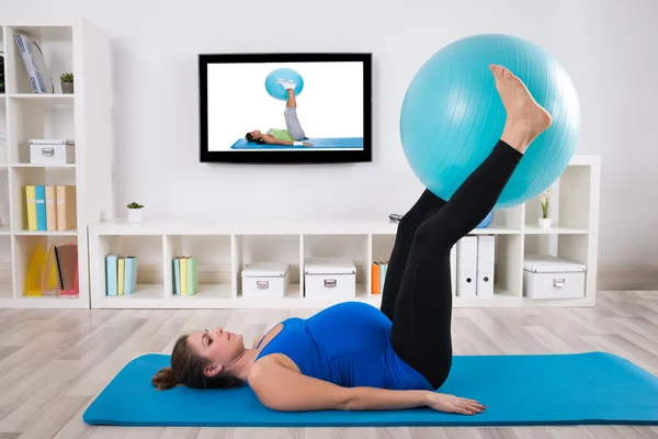Zwangere vrouw trainen met Fitness bal — Stockfoto