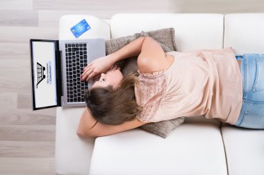 Süre alışveriş online uyuyan kadın