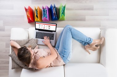 Kadın bilgisayarla online alışveriş yapıyor