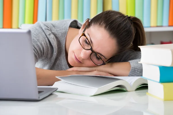 Frau schläft in Bibliothek — Stockfoto