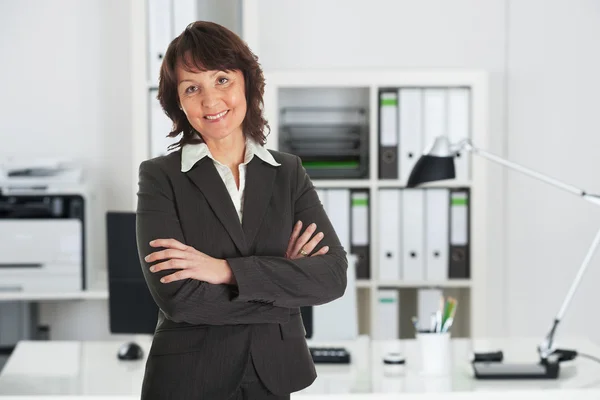 Matura donna d'affari in piedi — Foto Stock