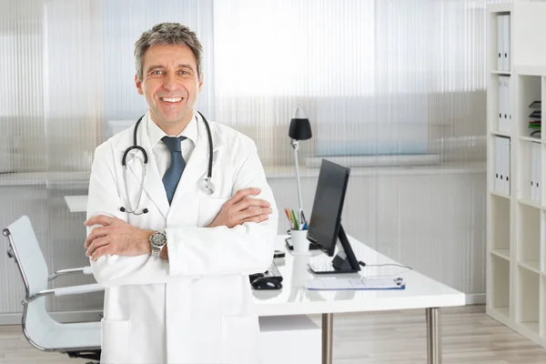 Vertrouwen mannelijke arts permanent — Stockfoto