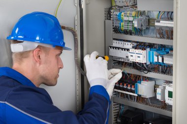 Erkek teknisyen kontrol Fusebox