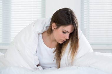 genç kadın battaniye ile örtülü