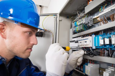 Erkek elektrikçi inceleyerek Fusebox