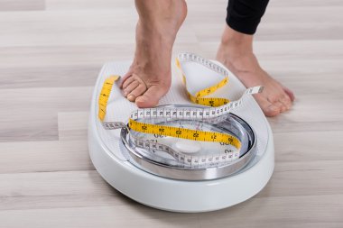 Ölçek üzerinde duran kişi Feet