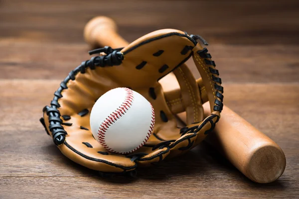 Luva de beisebol e bola com morcego — Fotografia de Stock
